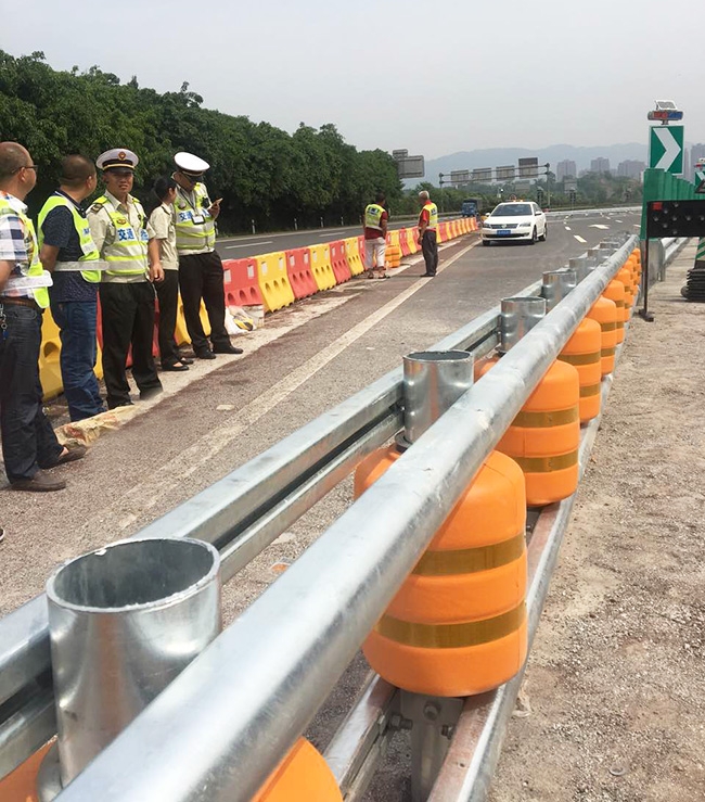 贵阳机场道路护栏施工